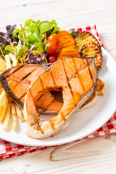 Filet z łososia z grilla z frytkami warzywnymi i francuskimi — Zdjęcie stockowe