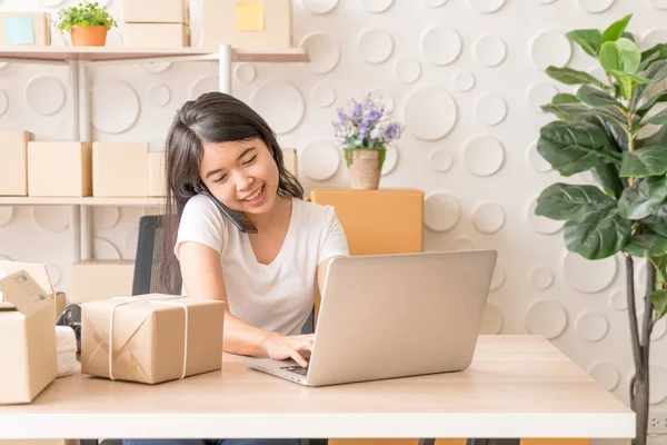 Asian woman enjoy herself while using internet on laptop and pho — Stock Photo, Image