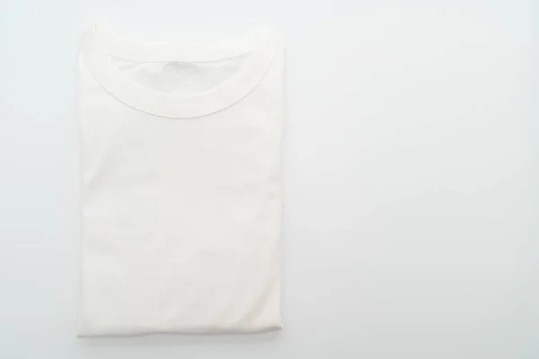 T-shirt dobrada sobre fundo branco — Fotografia de Stock