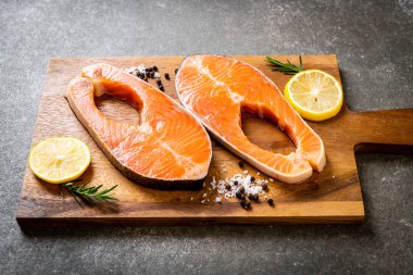 taze çiğ somon fileto biftek