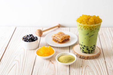 kabarcık ve bal kabarcıkları ile yeşil çay latte