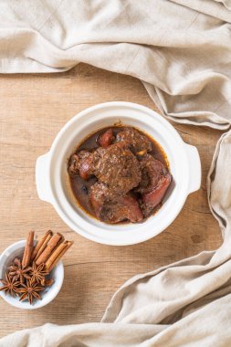 herb ile domuz eti güveç