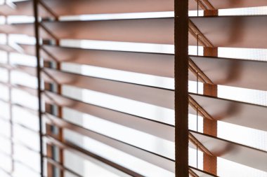 Oturma odasında penceresinde ahşap kepenkleri