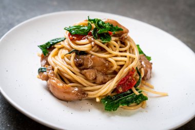 tavuk ve fesleğen ile karıştırın-kızarmış spagetti