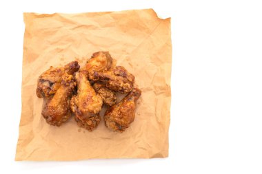 Beyaz arka planda kızarmış tavuk