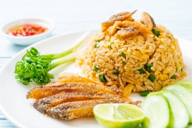 Gevrek gurami balığı kızarmış pilav