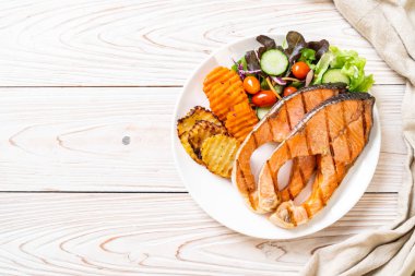 sebze ile ızgara somon biftek fileto