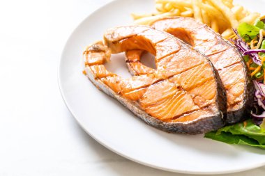 patates kızartması ile ızgara somon biftek fileto