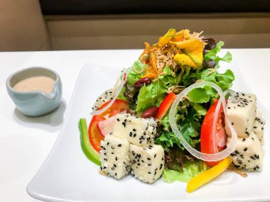 kızarmış tofu salatası