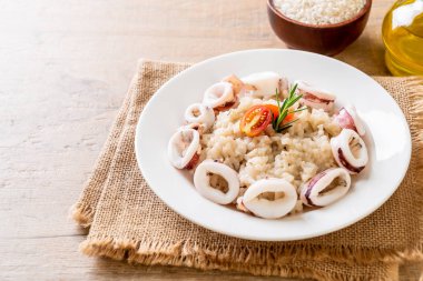 Kalamarlar veya ahtapot risotto