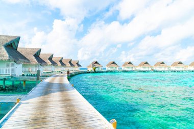 plaj ve deniz ile tropikal Maldivler tatil otel ve ada