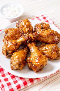 Soslu kızarmış tavuk.