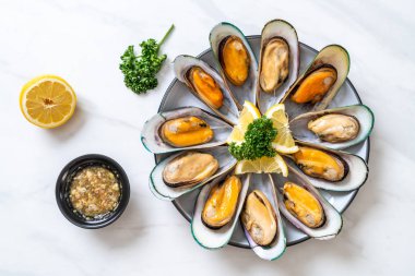 Limonlu ve maydanozlu midye