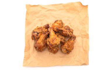 Beyaz arka planda kızarmış tavuk