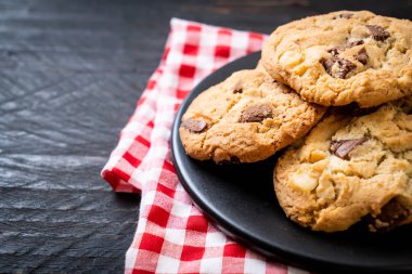 Çikolata parçacıklı kurabiye.