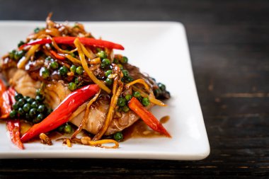 Baharatlı tavada kızartılmış ve bitki ile orfoz balığı fileto 