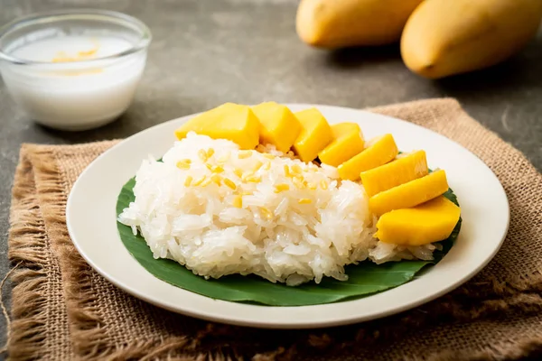 Mango with sticky rice — Stock Photo, Image