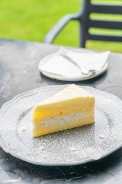 Hindistan cevizli pasta plaka üzerinde