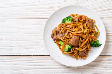 domuz ve sebze ile kızarmış erişte