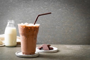 Buzlu çikolata milkshake içecek