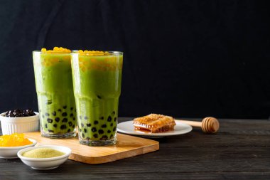 kabarcık ve bal kabarcıkları ile yeşil çay latte