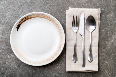 boş tabak kaşık çatal ve bıçak