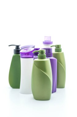 Beyaz arka plan üzerinde şampuan veya saç kremi şişe