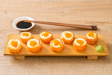 mayonez ve karides yumurta ile taze somon suşi rulo