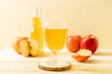 Kırmızı elma meyvesi ile elma suyu