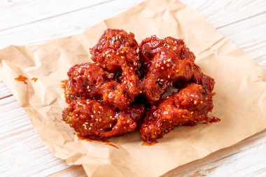 Baharatlı soslu kızarmış tavuk 