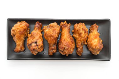 Beyaz arka planda kızarmış tavuk