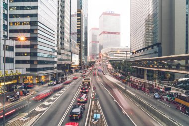 Hong Kong - 21 Şubat 2019: Office ve commerci ile trafik görünümünü