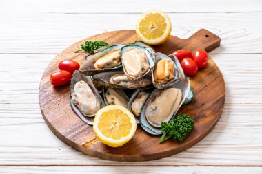 Ahşap tahta üzerinde taze midye