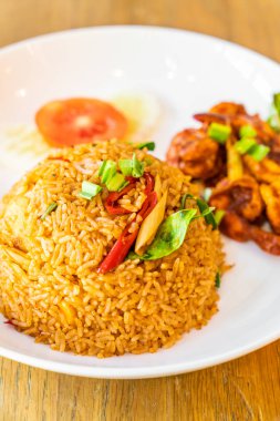 Karides ile Tom Yum Kızarmış Pilav