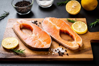 taze çiğ somon fileto biftek