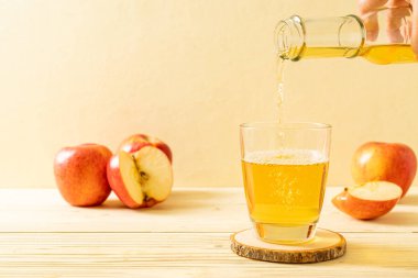 Kırmızı elma meyvesi ile elma suyu