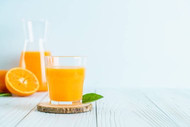 Ahşap arka plan üzerinde taze portakal suyu