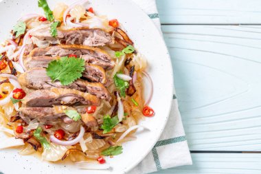 Kızarmış ördek pamelo baharatlı salata