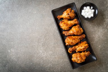 Soslu kızarmış tavuk.