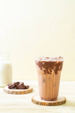 Buzlu çikolata milkshake içecek