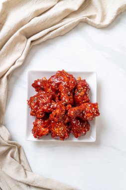 Baharatlı soslu kızarmış tavuk 