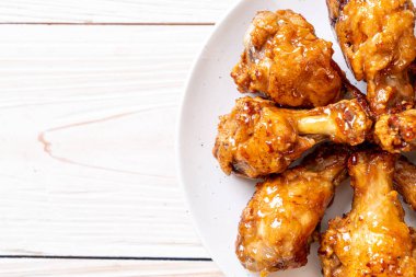 Soslu kızarmış tavuk.