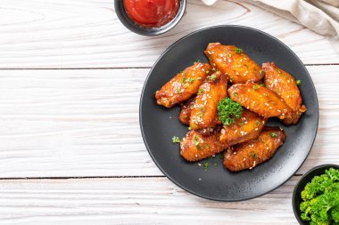 Barbekü tavuk kanatları beyaz susam ile