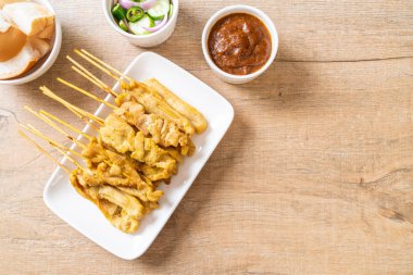 Domuz Satay-ızgara domuz fıstığı sosu veya tatlı ile servis ve 