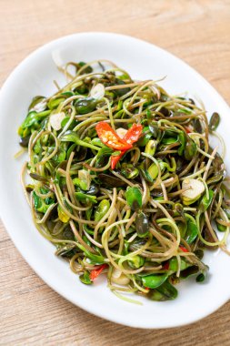 Istiridye sosu ile Kızarmış ayçiçeği Sprout