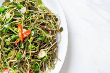 Istiridye sosu ile Kızarmış ayçiçeği Sprout