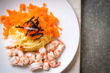 karidesler ve karides yumurtası ile spagetti kremsi