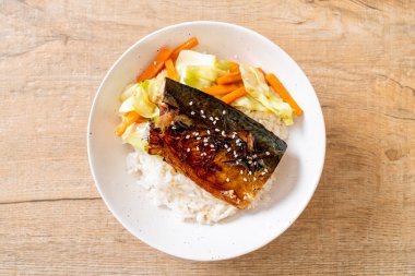 saba balık tepesinde ekmek kapısı üzerinde teriyaki soslu ızgara
