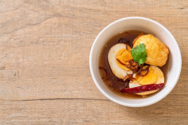 Haşlanmış yumurta demirhindi soslu kızarmış