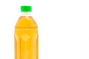 şişe buzlu çay ve yeşil çay beyaz arka plan üzerinde